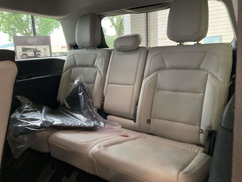 New 2026 Lincoln Navigator Premiere AWD/4WD image 24