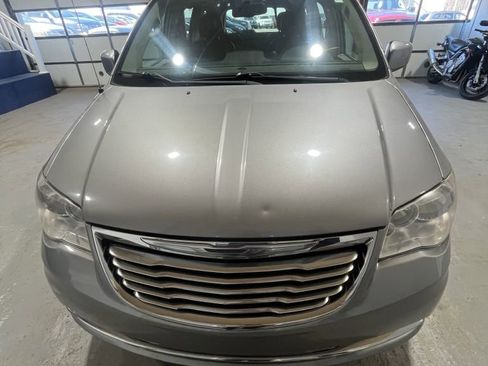 Used 2013 Chrysler Town & Country Touring image 3