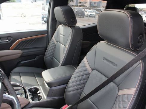 New 2026 GMC Canyon Denali w/ LPO, Denali Black Edition image 2