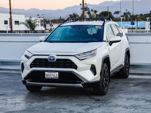 Used 2022 Toyota RAV4 SE image 4