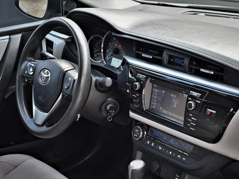 Used 2015 Toyota Corolla LE FWD image 11