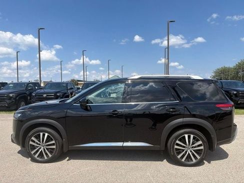 Used 2025 Nissan Pathfinder Platinum w/ Black Appearance Package AWD/4WD image 4