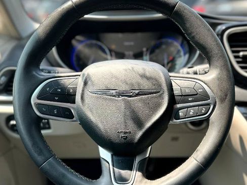 Used 2023 Chrysler Pacifica Touring-L FWD image 13