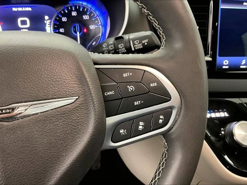 Used 2023 Chrysler Pacifica Touring-L FWD image 11