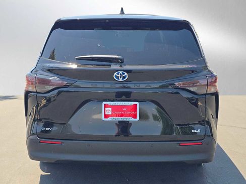 Certified 2025 Toyota Sienna XLE FWD image 4