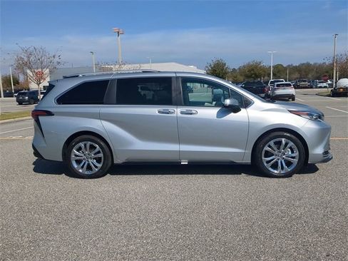 Certified 2023 Toyota Sienna Platinum image 3
