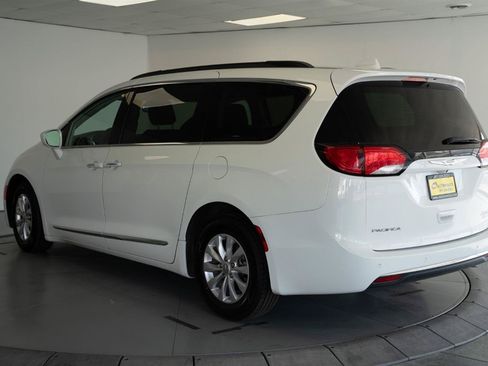 Used 2017 Chrysler Pacifica Touring-L FWD image 5