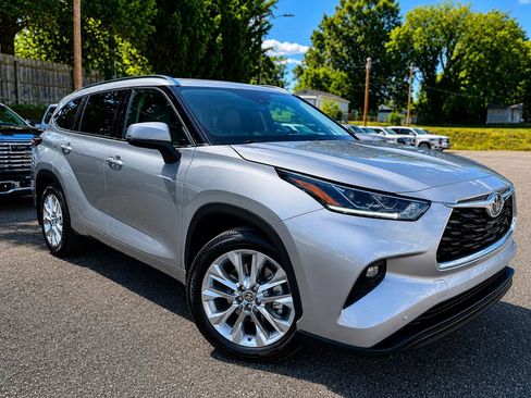Used 2023 Toyota Highlander Limited FWD image 1