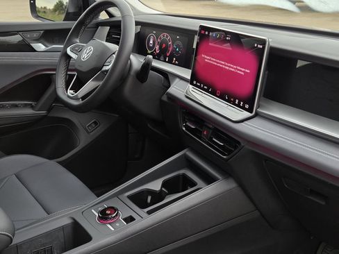 Used 2025 Volkswagen Tiguan SE FWD image 33