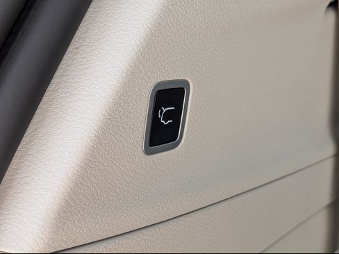 Used 2023 Chrysler Pacifica Touring-L FWD image 15