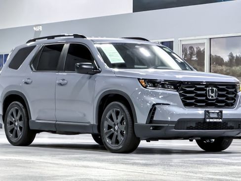 Used 2025 Honda Pilot Sport image 7