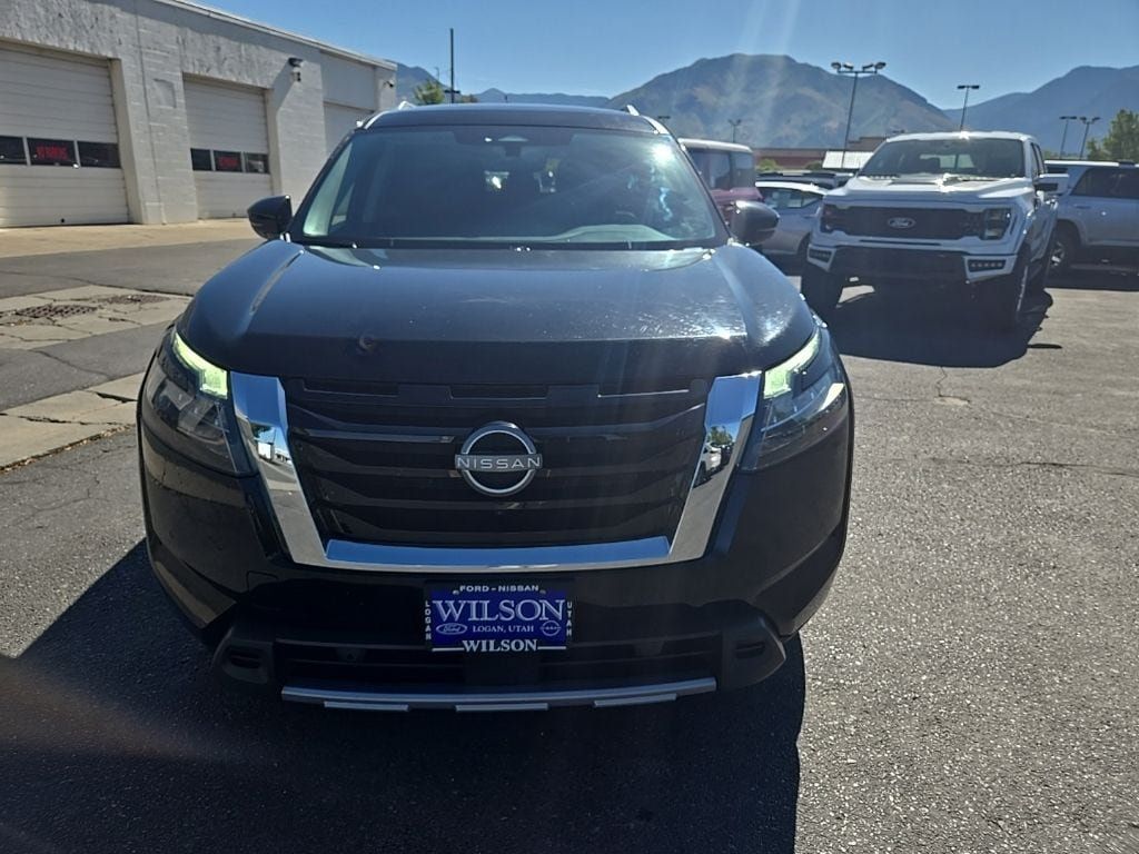 Used 2025 Nissan Pathfinder SL AWD/4WD image 2