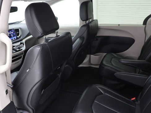 Used 2024 Chrysler Pacifica Touring-L FWD image 10