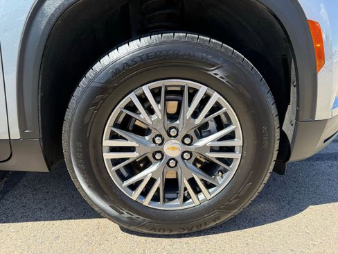 Used 2025 Chevrolet Traverse LT image 40