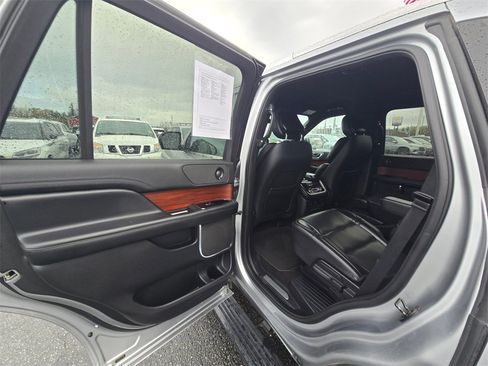 Used 2021 Lincoln Navigator 4WD image 2