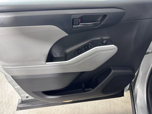 Used 2023 Toyota Highlander LE image 20