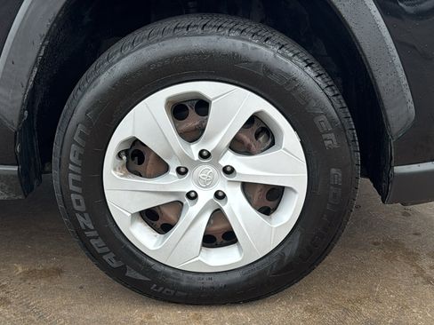 Used 2019 Toyota RAV4 LE FWD image 32