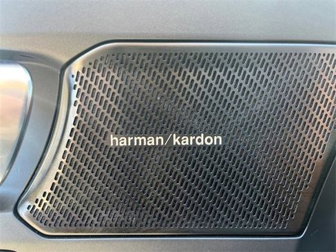 Used 2023 Volvo XC40 B5 Ultimate w/ Protection Package Premier image 18