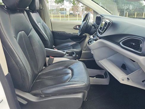 Used 2019 Chrysler Pacifica Touring-L image 8