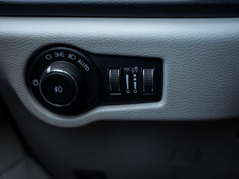 Used 2023 Chrysler Pacifica Touring-L FWD image 16