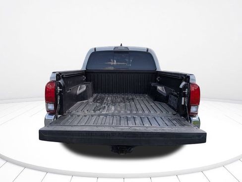 Used 2022 Toyota Tacoma SR5 RWD image 12