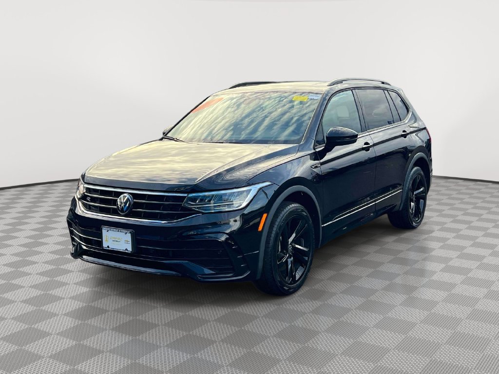 Used 2024 Volkswagen Tiguan SE R-Line AWD/4WD image 3