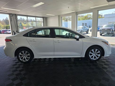 Used 2025 Toyota Corolla LE FWD image 2