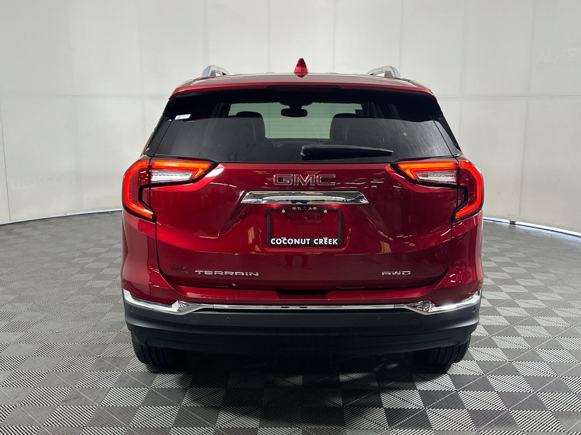 Used 2024 GMC Terrain SLT AWD/4WD image 4