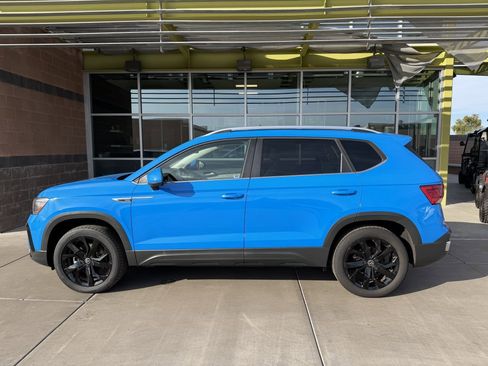 Used 2022 Volkswagen Taos SE w/ Panoramic Sunroof Package image 7