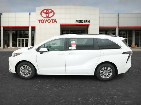 New 2026 Toyota Sienna XLE FWD image 5