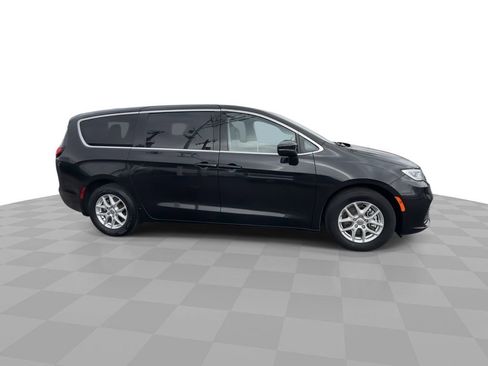 Used 2023 Chrysler Pacifica Touring-L FWD image 10