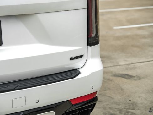Used 2024 Cadillac Escalade ESV V AWD/4WD image 16