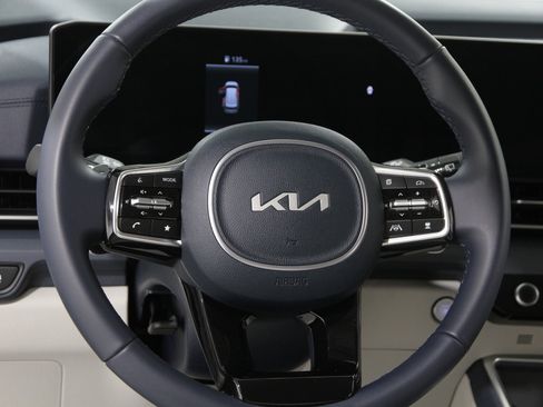 Used 2025 Kia Carnival EX image 7