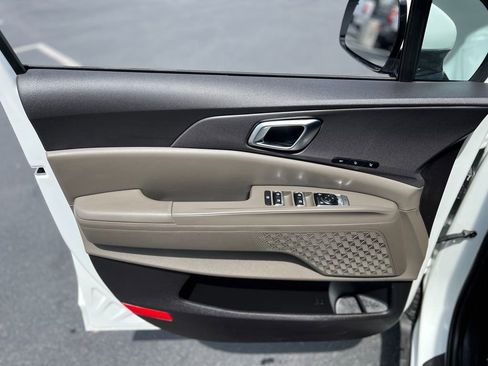 Used 2025 Kia Carnival EX FWD image 26