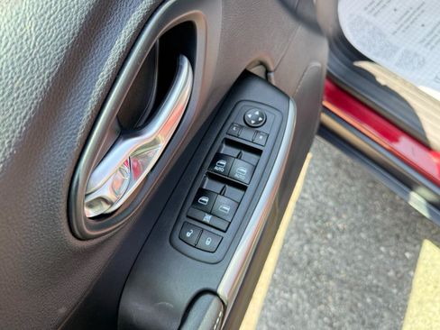 Used 2019 Jeep Cherokee Latitude Plus w/ Comfort/Convenience Group AWD/4WD image 17
