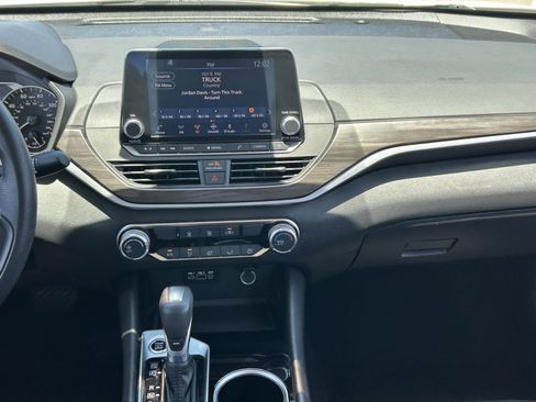 Used 2024 Nissan Altima 2.5 SV FWD image 16