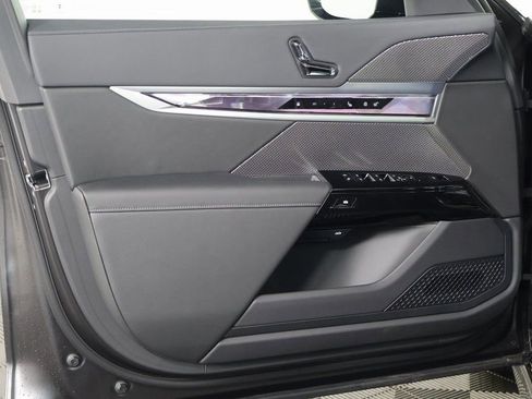 New 2026 BMW 750e xDrive w/ Executive Package image 7
