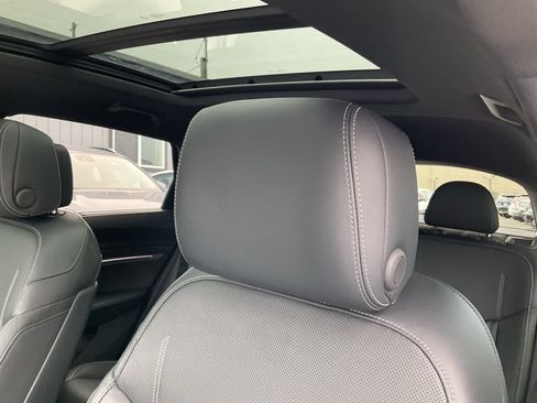 Used 2019 Audi e-tron Prestige w/ Prestige Package image 18