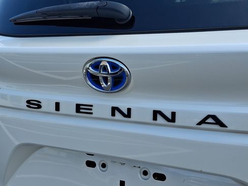 Used 2021 Toyota Sienna XLE AWD/4WD image 30