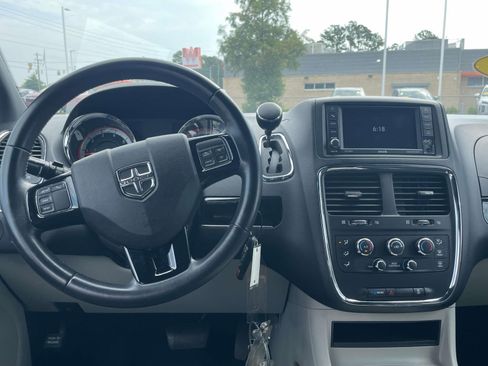 Used 2019 Dodge Grand Caravan SXT FWD image 12