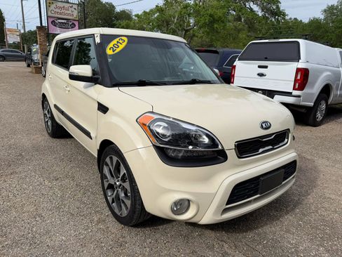 Used 2013 Kia Soul ! w/ Premium Pkg image 3