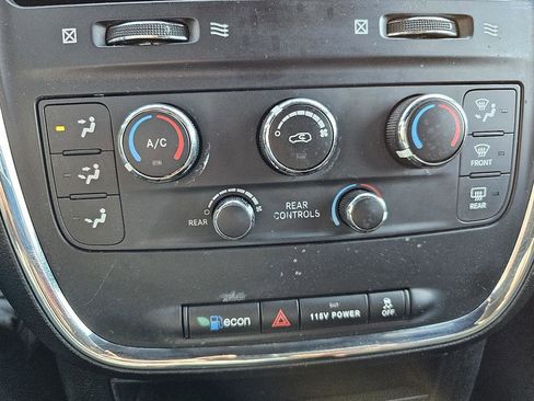 Used 2016 Dodge Grand Caravan SE image 17