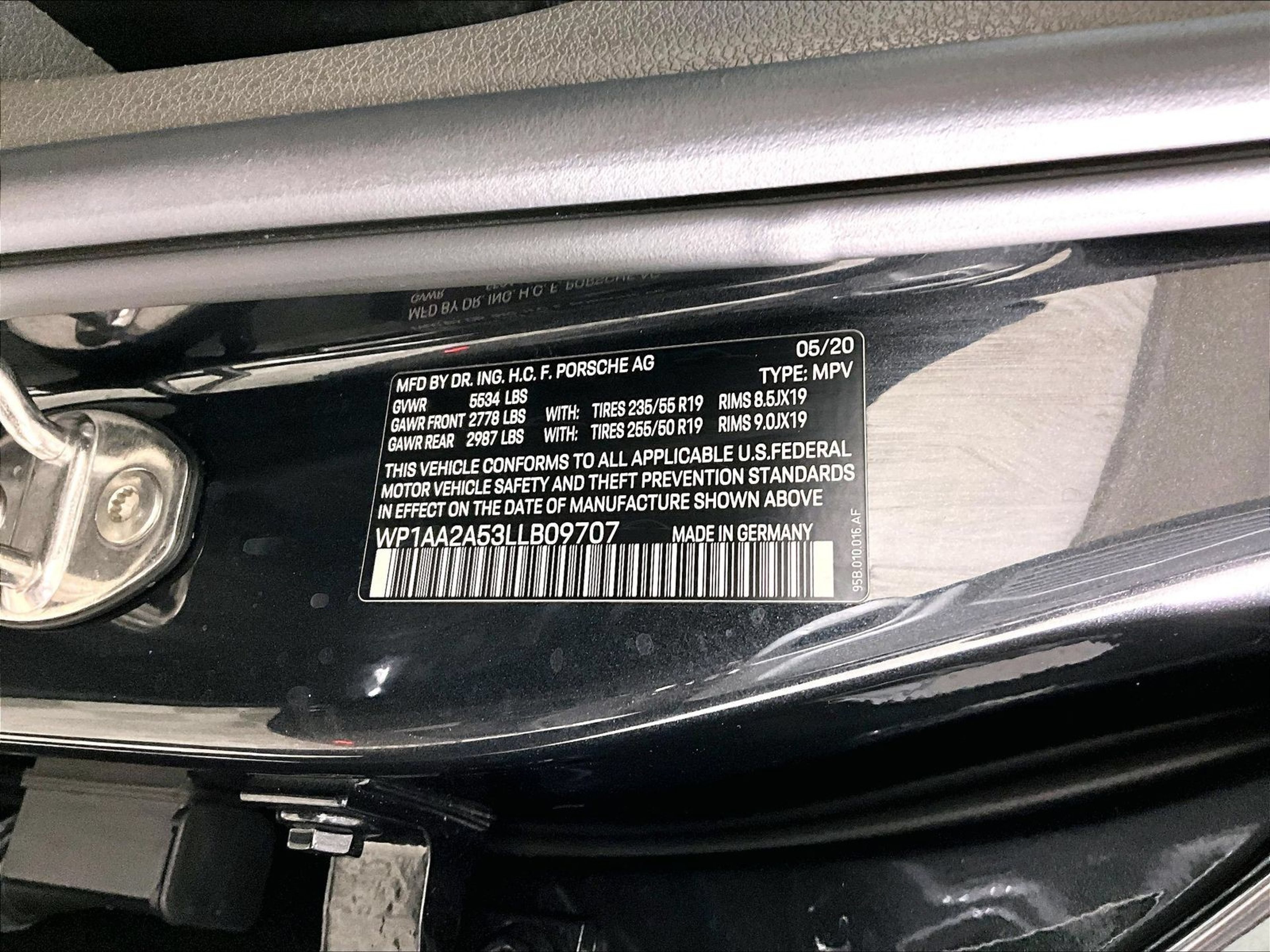 Certified 2020 Porsche Macan AWD/4WD image 27