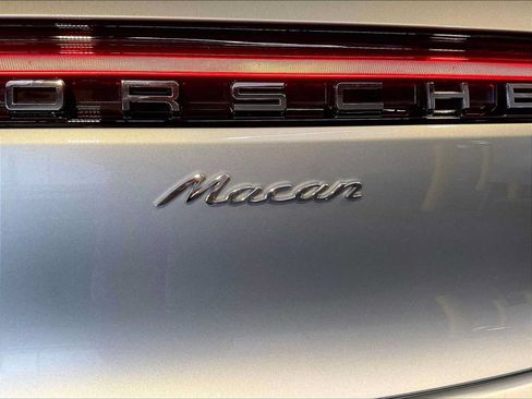 Certified 2023 Porsche Macan AWD/4WD image 35