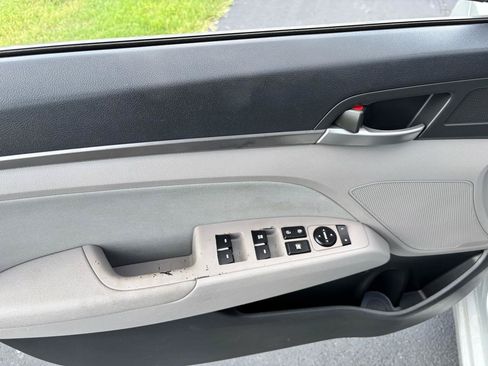 Used 2017 Hyundai Elantra SE FWD image 13