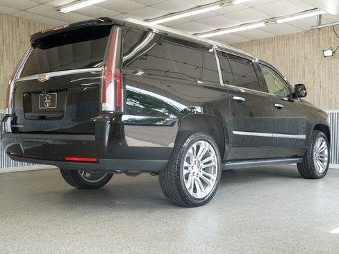 Used 2019 Cadillac Escalade ESV Premium Luxury w/ LPO, Radiant Package AWD/4WD image 10