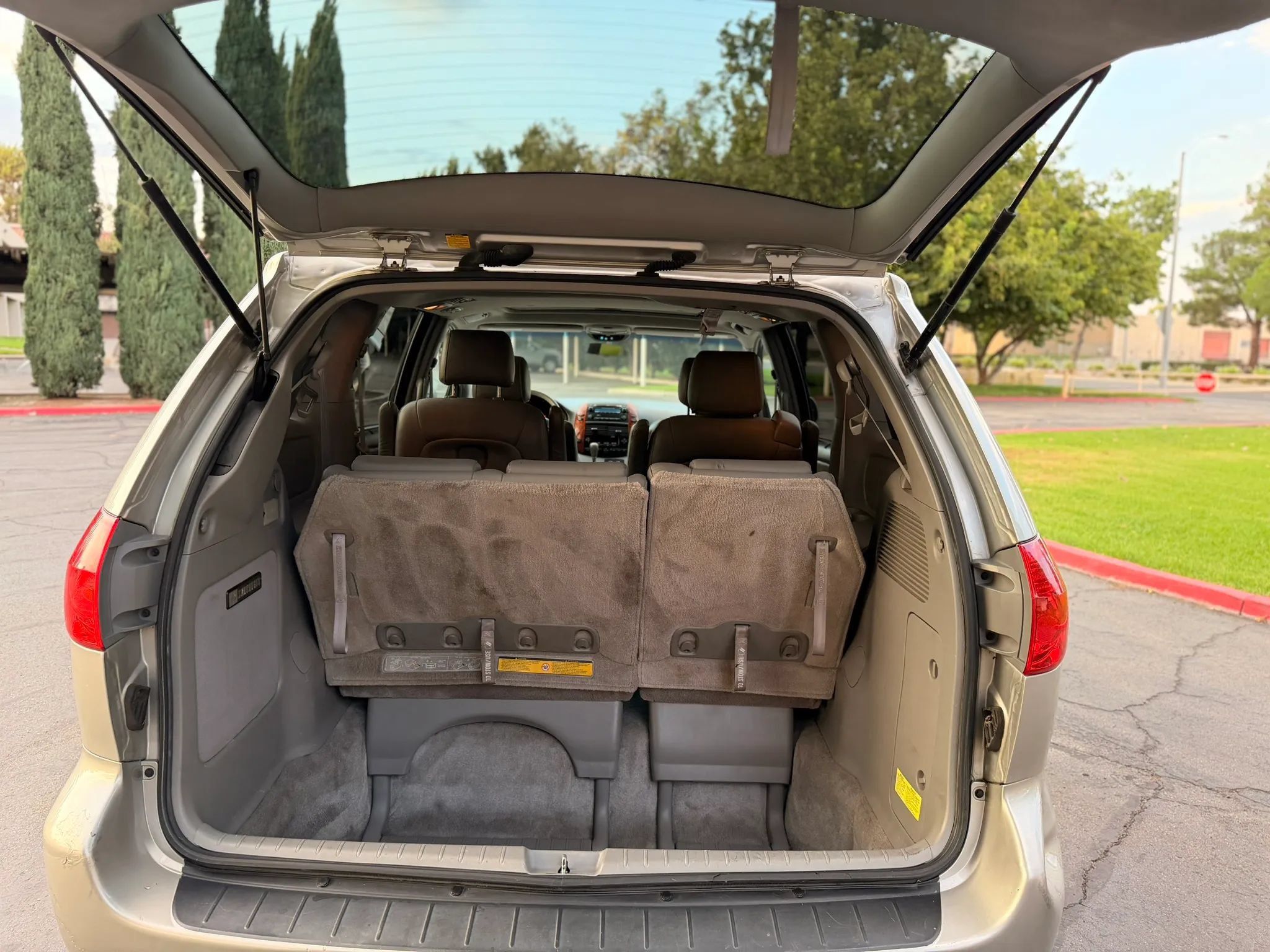 Used 2006 Toyota Sienna XLE w/ XLE Pkg 6 FWD image 6