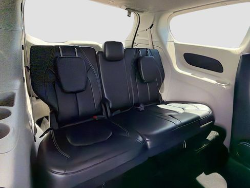 Used 2023 Chrysler Pacifica Touring-L FWD image 22