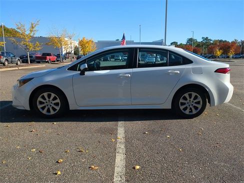 Used 2023 Toyota Corolla LE image 7