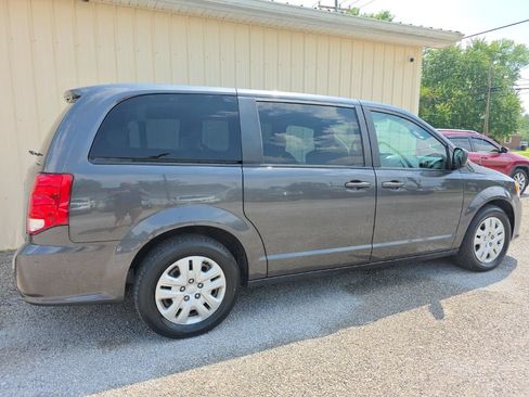 Used 2018 Dodge Grand Caravan SE w/ UConnect Hands-Free Group FWD image 6